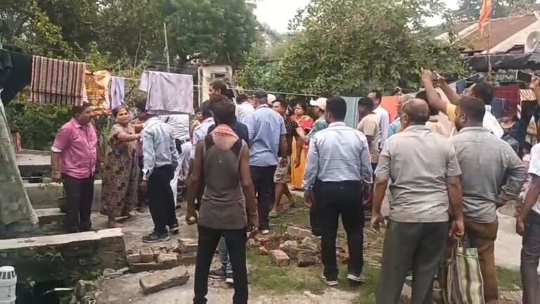 खाली करवाने के लिए सेल आईएसपी के अधिकारी, सुरक्षा कर्मी और पुलिस के पहुँचने के बाद से हंगामा शुरू हो गया।