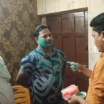 बाराबनी में राजनीतिक हलचल: टीएमसी कार्यकर्ता विजय सिंह को भाजपा नेता अभिजीत रॉय ने हरा अबीर लगाकर घर से लौटाया, कहा— ‘वसूली करने वालों के लिए भाजपा में जगह नहीं’