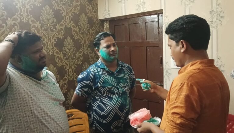 बाराबनी में राजनीतिक हलचल: टीएमसी कार्यकर्ता विजय सिंह को भाजपा नेता अभिजीत रॉय ने हरा अबीर लगाकर घर से लौटाया, कहा— 'वसूली करने वालों के लिए भाजपा में जगह नहीं'