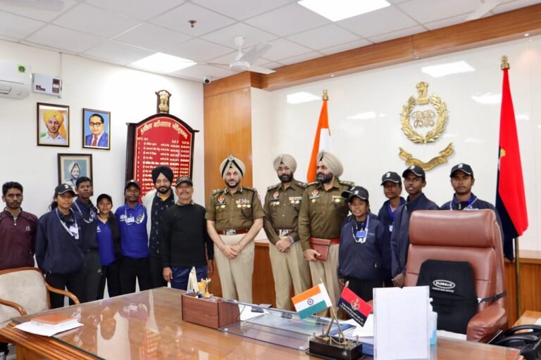 *आसनसोल से पैंगोंग तक 69 दिन का रोमांच: 61 वर्षीय रिटायर्ड फौजी के नेतृत्व में बच्चों ने साइकिल से नापी हिमालय की ऊंचाई, झील पर लहराया तिरंगा*