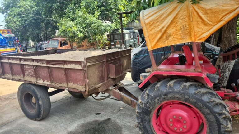 बाघमुंडी पुलिस ने अवैध रेत तस्करी का भंडाफोड़ किया, ट्रैक्टर और रेत जब्त किया