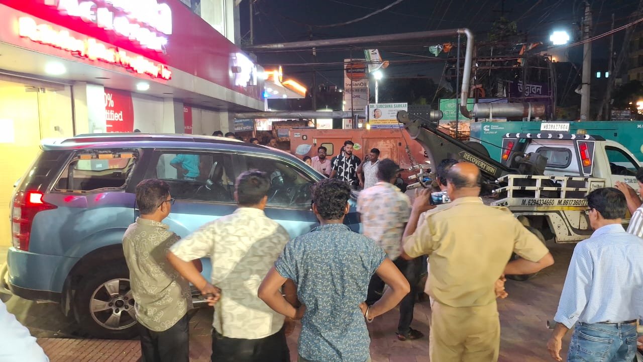 एलआईसी मोड़ पर 6 दिनों से खड़ी लावारिस SUV को पुलिस ने किया जब्त  स्थानीय लोगों की शिकायत पर कार्रवाई, मालिक की तलाश में जुटी आसनसोल साउथ पुलिस फाड़ी
