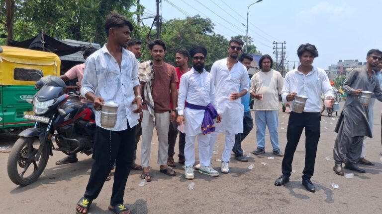जनसेवा के साथ मनाया विधायक कृषनेन्दु मुखर्जी का जन्मदिन  आसनसोल उत्तर विधानसभा के विभिन्न इलाकों में एक दिवसीय नि:शुल्क शरबत वितरण, टोटो-ऑटो चालकों व भाजपा कार्यकर्ताओं की पहल