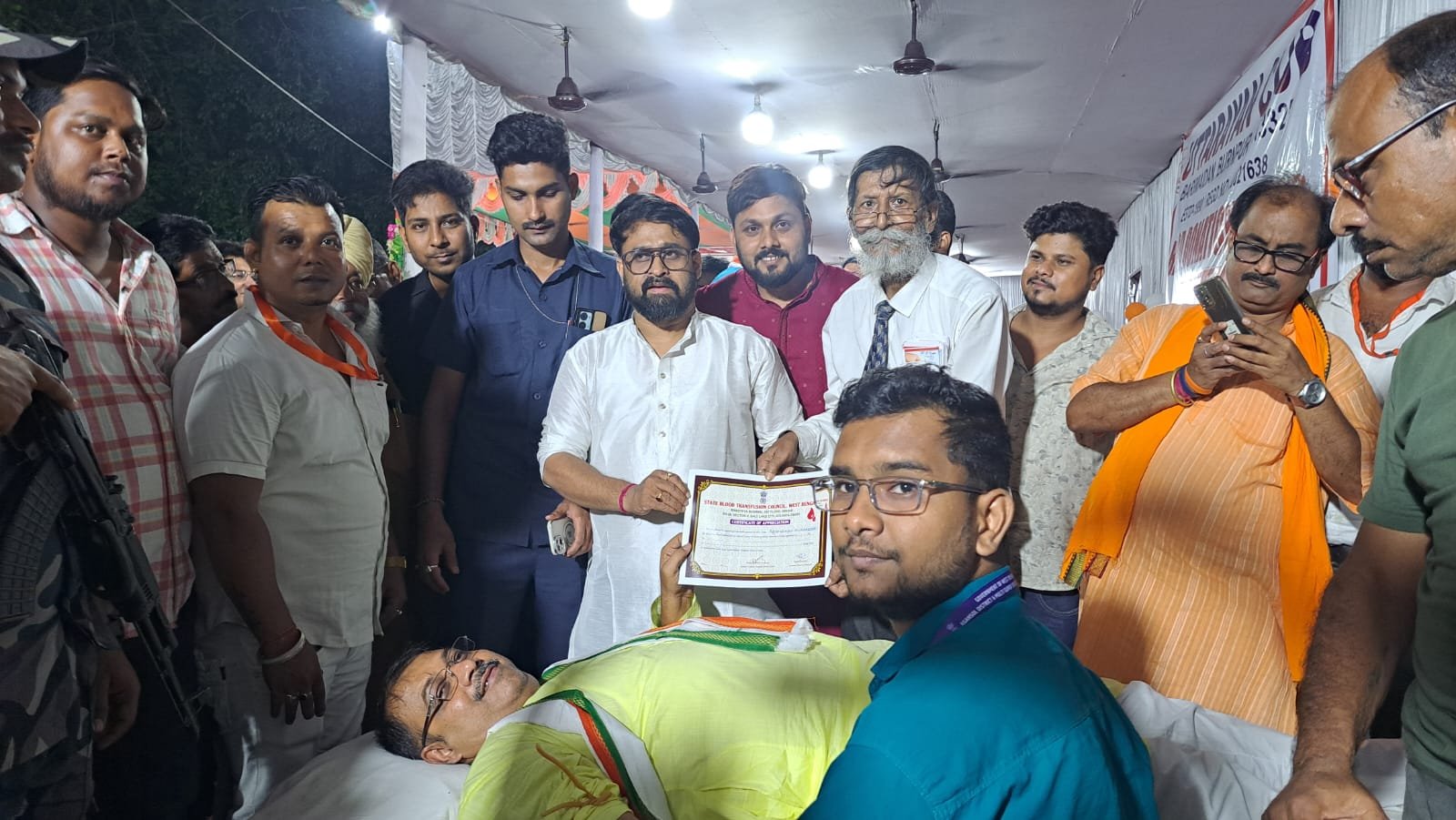जनसेवा के साथ मनाया विधायक कृषनेन्दु मुखर्जी का जन्मदिन  आसनसोल उत्तर विधानसभा के विभिन्न इलाकों में एक दिवसीय नि:शुल्क शरबत वितरण, टोटो-ऑटो चालकों व भाजपा कार्यकर्ताओं की पहल