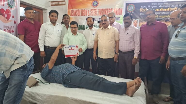 विश्व रक्तदाता दिवस के अवसर पर इंटक से संबद्ध Asansol Iron & Steel Workers’ Union द्वारा बर्नपुर के बारी मंजिल स्थित कार्यालय में रक्तदान शिविर का आयोजन किया गया।