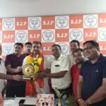 Members of Neamatpur Merchants Chamber Of Commerce felicitating the newly elected MLA of 281 Asansol North Constituency Sri Krishnendu amukherjee at his office in Asansol.