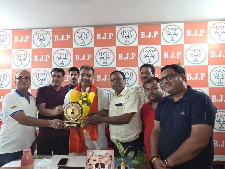 Members of Neamatpur Merchants Chamber Of Commerce felicitating the newly elected MLA of 281 Asansol North Constituency Sri Krishnendu amukherjee at his office in Asansol.