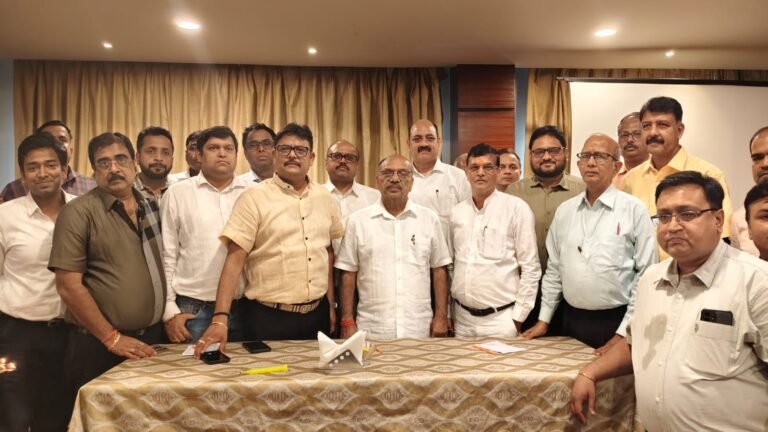 अवैध सिंडिकेट राज खत्म, उद्योगों के विकास और निवेश के लिए सरकार प्रतिबद्ध: डॉ. अजय पोद्दार  बमूनारा इंडस्ट्रीज वेलफेयर एसोसिएशन की बैठक में उद्योगपतियों की समस्याओं के समाधान का दिया भरोसा