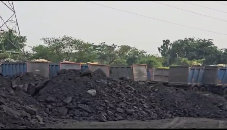 बाराचक रेलवे साइडिंग पर मिस्टर का कब्जा; राहुल इंटरप्राइज की मशीनें हटीं, 2500 मजदूर बेरोजगार