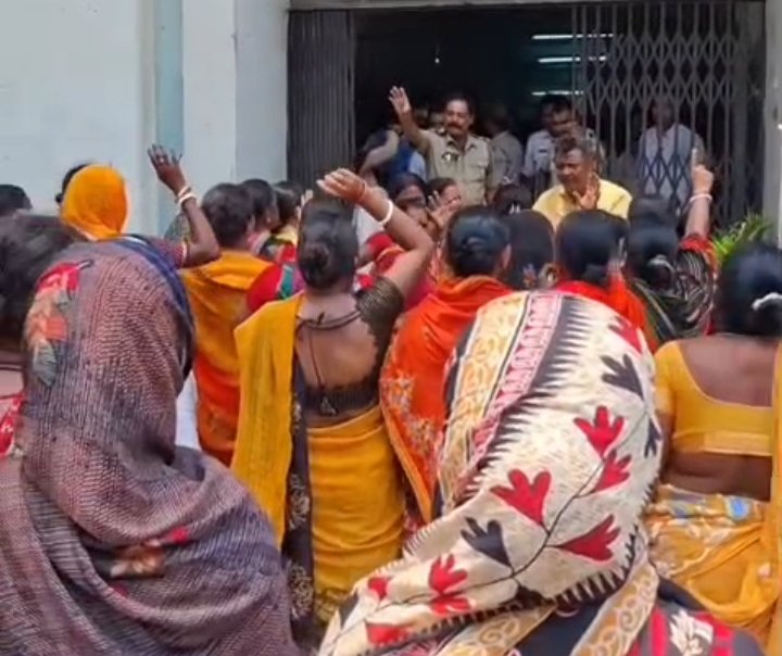 शिक्षक जितेंद्र नोनिया की गिरफ्तारी पर भड़कीं स्थानीय महिलाएँ; कोर्ट परिसर में जोरदार प्रदर्शन, मुख्यमंत्री से हस्तक्षेप की माँग