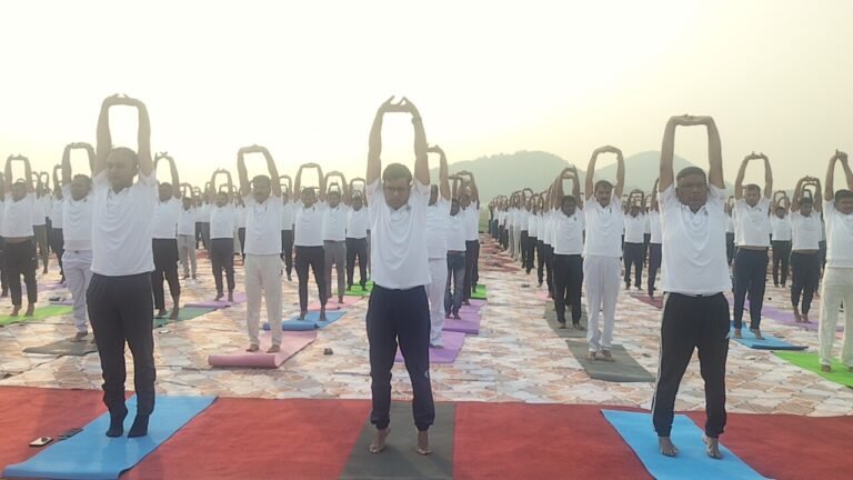 अंतरराष्ट्रीय योग दिवस से पहले मैथन डैम पर ADPC का मेगा योग शिविर, 500 से अधिक पुलिसकर्मियों ने किया योगाभ्यास ,