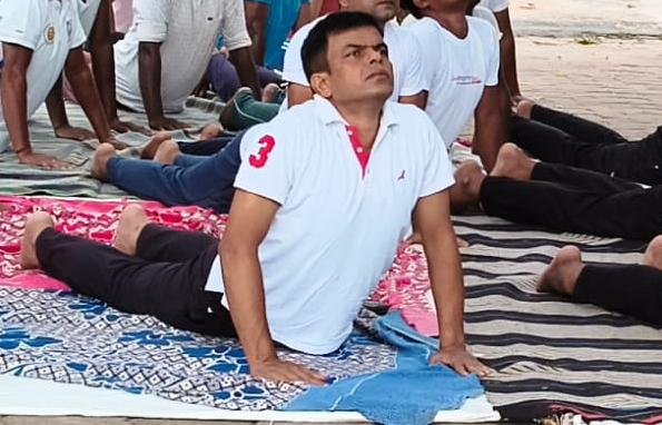 इंटरनेशनल योगा डे से पहले पुरुलिया के काशीपुर पुलिस स्टेशन में योगा प्रैक्टिस