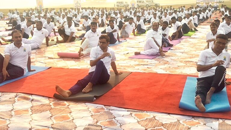 मैथन डैम के तट पर गूंजा 'योग से निरोग' का मंत्र, 500 से अधिक पुलिसकर्मियों ने लिया फिटनेस का संकल्प  12वें अंतरराष्ट्रीय योग दिवस की पूर्व संध्या पर ADPC की महा-तैयारी, पुलिस कमिश्नर बोले— ड्यूटी के तनाव को दूर भगाएगा योग