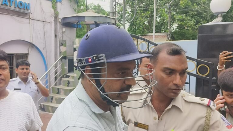 तृणमूल के कद्दावर नेता भोला सिंह गिरफ्तार, अदालत परिसर में 'चोर-चोर' के नारों के बीच अंडों की बौछार