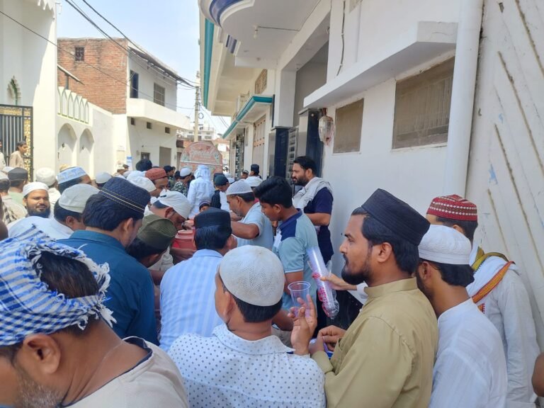 भीषण गर्मी में इंसानियत की मिसाल, नमाजियों और राहगीरों को पिलाया शरबत