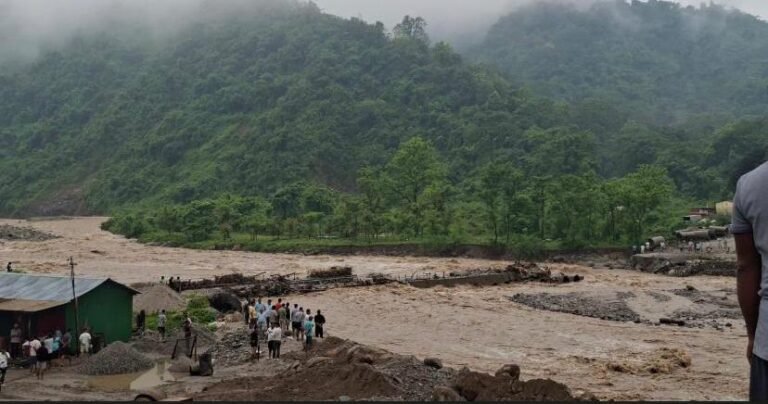 दार्जिलिंग में भारी बारिश का कहर: दुधिया पुल का डायवर्जन बहा, ₹52 करोड़ का नया पुल फरवरी 2027 तक होगा तैयार