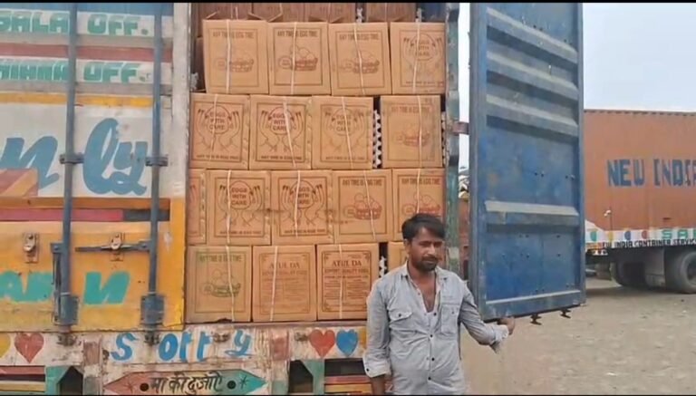 बंगाल-झारखंड सीमा पर 'डंडा टैक्स' का आतंक: ₹22 लाख के अंडों से लदा ट्रक रोका, चालकों ने लगाया अवैध वसूली का आरोप
