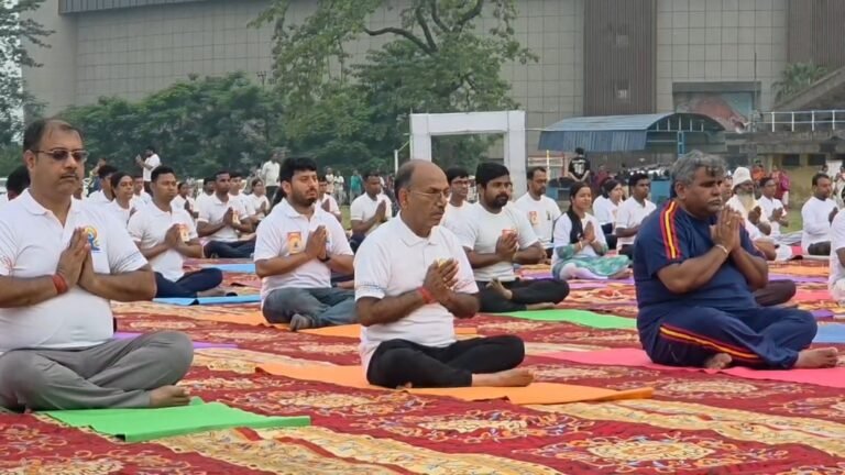 पीएम मोदी और सीएम सुवेंदु के नेतृत्व मे पोलो मैदान से योग का संदेश, हजारों ने किया सामूहिक योगाभ्यास