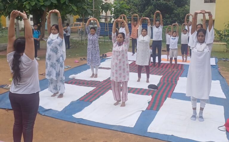 आसनसोल में अंतरराष्ट्रीय योग दिवस पर 'फर्स्ट केयर चैरिटेबल फाउंडेशन' का भव्य आयोजन, 100 से अधिक लोगों ने लिया भाग