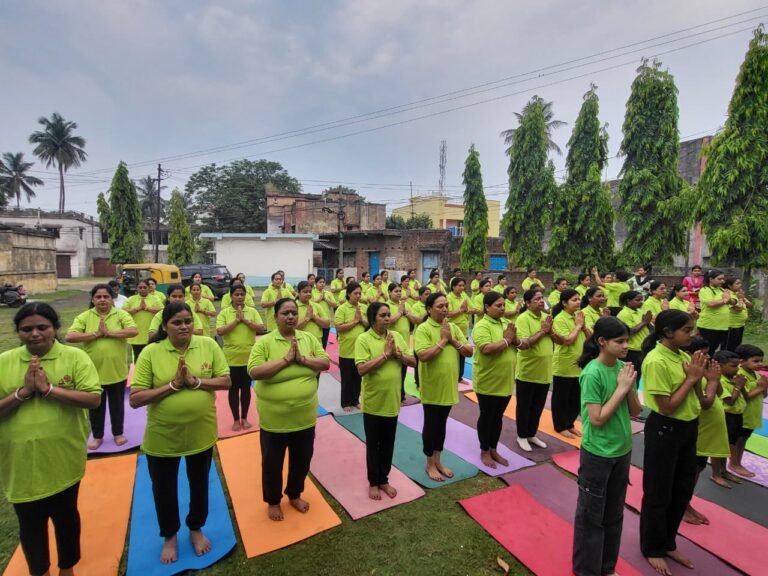 कुल्टी में मना 12वां अंतरराष्ट्रीय योग दिवस: गोल्ड मेडलिस्ट टुंपा नंदी ने दिया 'स्वस्थ वृद्धावस्था' का संदेश