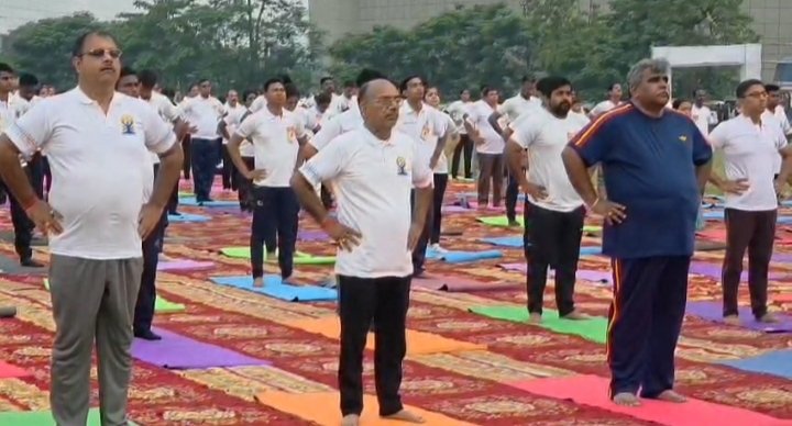 मंत्री अजय पोद्दार के नेतृत्व में पोलो मैदान से गूँजा योग का संदेश, हजारों ने किया सामूहिक अभ्यास