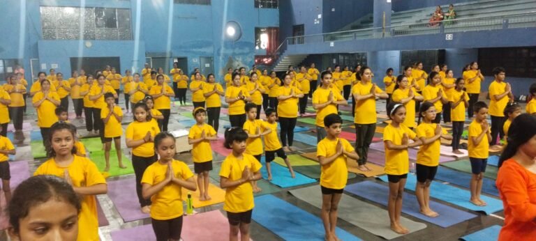 आसनसोल इंडोर स्टेडियम में गूंजा योग का संदेश, रौशनी योगा सेंटर ने धूमधाम से मनाया अंतरराष्ट्रीय योग दिवस