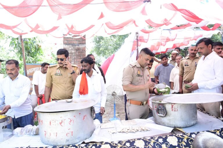 *ज्येष्ठ के आठवें मंगल पर विशाल भंडारा: थाना प्रभारी अमर चौरसिया ने किया प्रसाद वितरण*