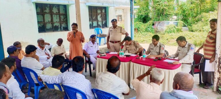 कुल्टी थाना के अंतर्गत नियामतपुर फाड़ी पुलिस द्वारा फाड़ी प्रांगण में मुहर्रम को लेकर एक शांति बैठक का आयोजन किया गया,