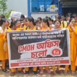 स्थायीकरण और समान वेतन की मांग को लेकर एनएचएम कर्मियों का सीएमओएच कार्यालय पर जोरदार प्रदर्शन