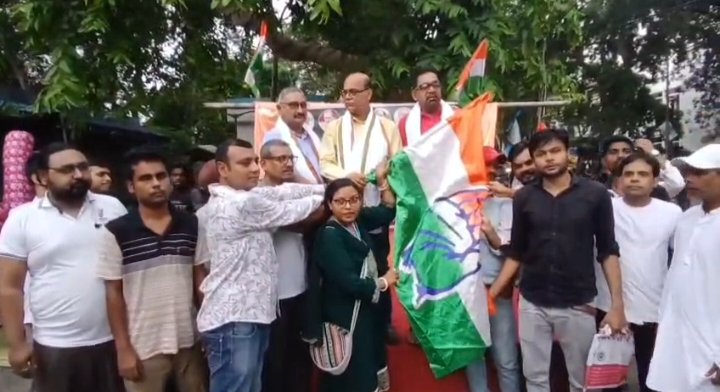 सियासी फेरबदल: आसनसोल में टीएमसी और सीपीएम को झटका, 50 युवाओं ने थामा कांग्रेस का दामन