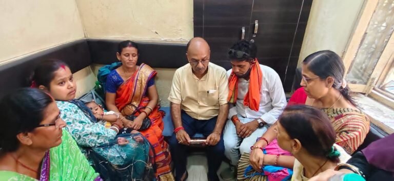 बराकर में गूंजी पीएम की 'मन की बात', मंत्री अजय पोद्दार के क्लीनिक में जुटे लोगो ने लिया विकसित भारत का संकल्प