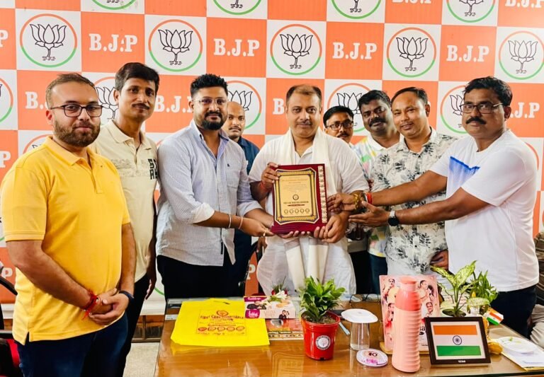 आसनसोल: फर्स्ट केयर चैरिटेबल फाउंडेशन ने किया माननीय विधायक श्री कृष्णेंदु मुखर्जी को सम्मानित