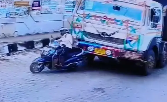 *ریٹائرڈ فضائیہ اہلکار سڑک حادثے میں ہلاک، ٹرک کے نیچے آ کر جان گئی*