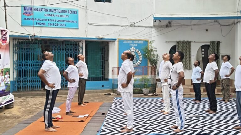 नियामतपुर पुलिस चौकी में मनाया गया 12वां अंतर्राष्ट्रीय योग दिवस, पुलिसकर्मियों ने सीखे सेहत के गुर