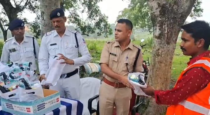 चिलचिलाती धूप में राहत: कुल्टी ट्रैफिक पुलिस ने जवानों को बांटे 'समर किट'