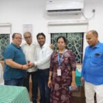 राष्ट्रीय चिकित्सक दिवस (Doctors’ Day) के अवसर पर INTUC यूनियन, बर्नपुर की ओर से अस्पताल के विभिन्न विभागों के चिकित्सकों को गुलाब का फूल भेंट कर सम्मानित किया गया।
