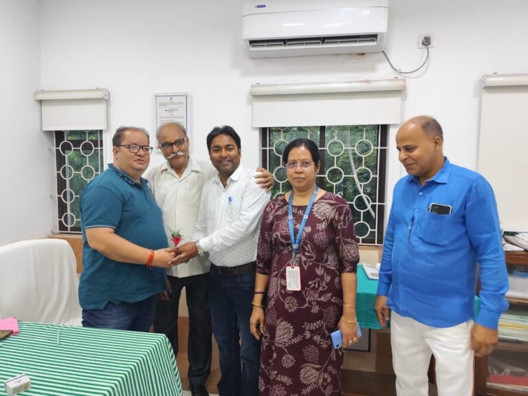 राष्ट्रीय चिकित्सक दिवस (Doctors' Day) के अवसर पर INTUC यूनियन, बर्नपुर की ओर से अस्पताल के विभिन्न विभागों के चिकित्सकों को गुलाब का फूल भेंट कर सम्मानित किया गया।