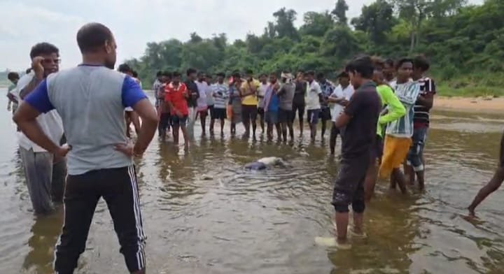 दामोदर नदी से अज्ञात व्यक्ति का शव बरामद, इलाके में सनसनी