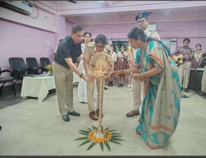 The rank awarding ceremony was held at Medinipur DAV Public School in the presence of SP #Papiya_Sultana