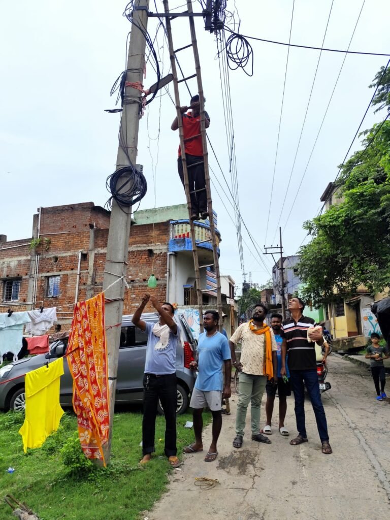 वार्ड 67 में अंधेरा गुल, भाजपा नेता सोनू चौरसिया ने चमकाईं स्ट्रीट लाइटें; सांप-बिच्छू के खौफ से मिली मुक्ति