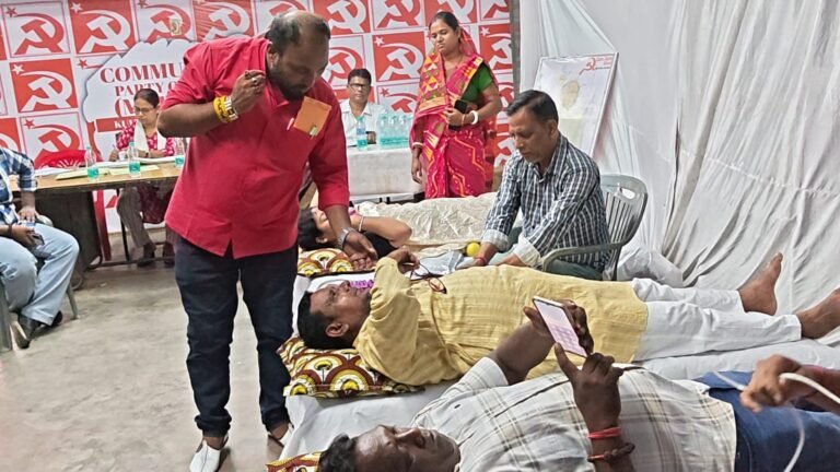 ज्योति बसु की 113वीं जयंती पर नियामतपुर जोनल माकपा कार्यालय में रक्तदान शिविर का आयोजन
