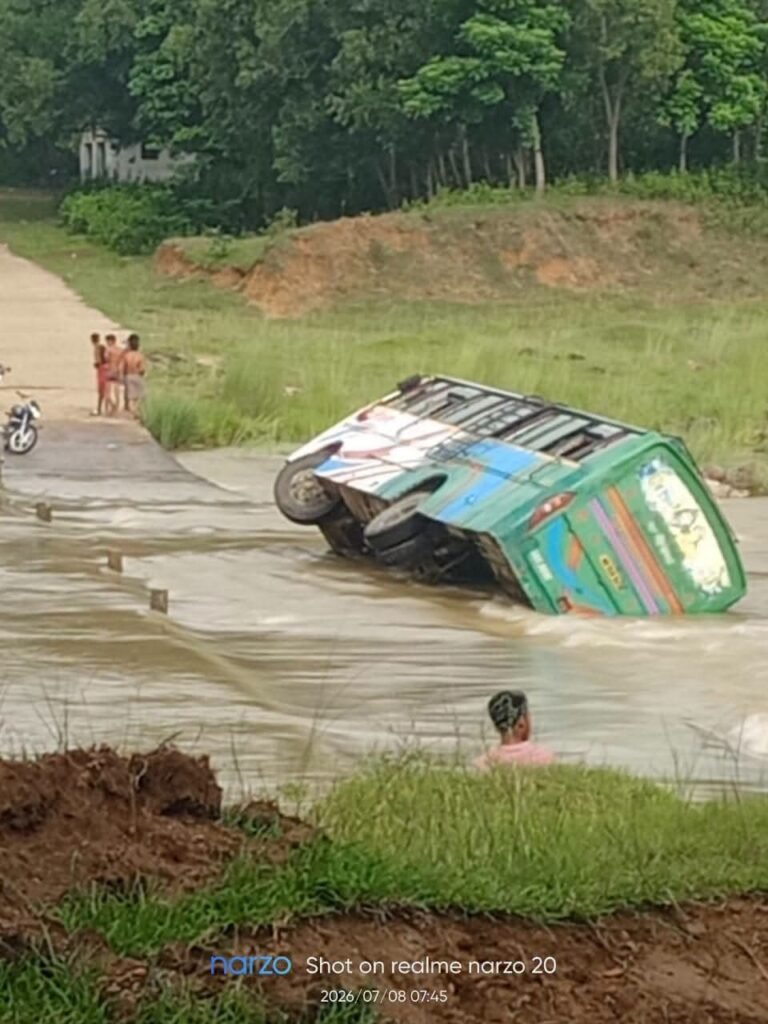 यात्रियों को ले जा रही एक बस का कंट्रोल खो गया और वह नदी में गिर गई।