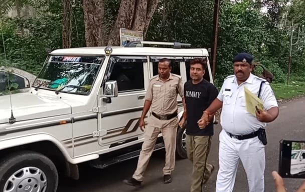 सीएम की ‘जीरो टॉलरेंस’ नीति का असर: शिकायत के एक घंटे में दुष्कर्म का आरोपी गिरफ्तार  कुल्टी पुलिस की बड़ी कार्रवाई; आरोपी मंजूर आलम 4 दिन की पुलिस रिमांड पर