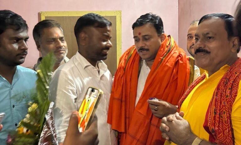 बंगाल-झारखंड सीमा पर राज्य मंत्री उमेश राय का भव्य स्वागत: ढोल-नगाड़ों और ‘जय श्री राम’ के नारों से गूंजा डुबुरडीही चेकपोस्ट