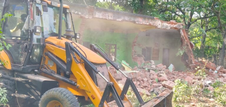 “डीवीसी की दोहरी नीति: राइट बैंक आबाद, लेफ्ट बैंक बर्बाद।”