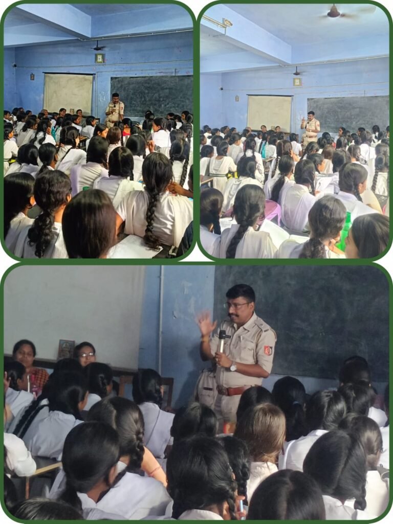 पुलिस अधिकारियों ने विद्यार्थियों से की बात