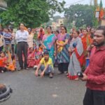 सालानपुर के आछड़ा में हिंसक झड़प के बाद सड़क जाम, टायर जलाकर ग्रामीणों का प्रदर्शन; पुलिस ने संभाला मोर्चा