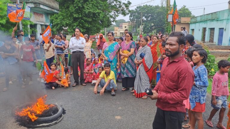 सालानपुर के आछड़ा में हिंसक झड़प के बाद सड़क जाम, टायर जलाकर ग्रामीणों का प्रदर्शन; पुलिस ने संभाला मोर्चा