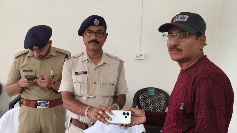 पुलिस ने खोए और चोरी हुए मोबाइल फोन बरामद करके शुक्रवार को वापस कर दिए हैं।
