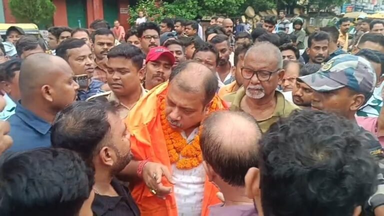 राहा लेन बुलडोजर कार्रवाई के खिलाफ सड़क पर उतरे सैकड़ों हॉकर, विधायक कृष्नेन्दु मुखर्जी ने आंदोलनकारियों को समझाकर कराया शांत